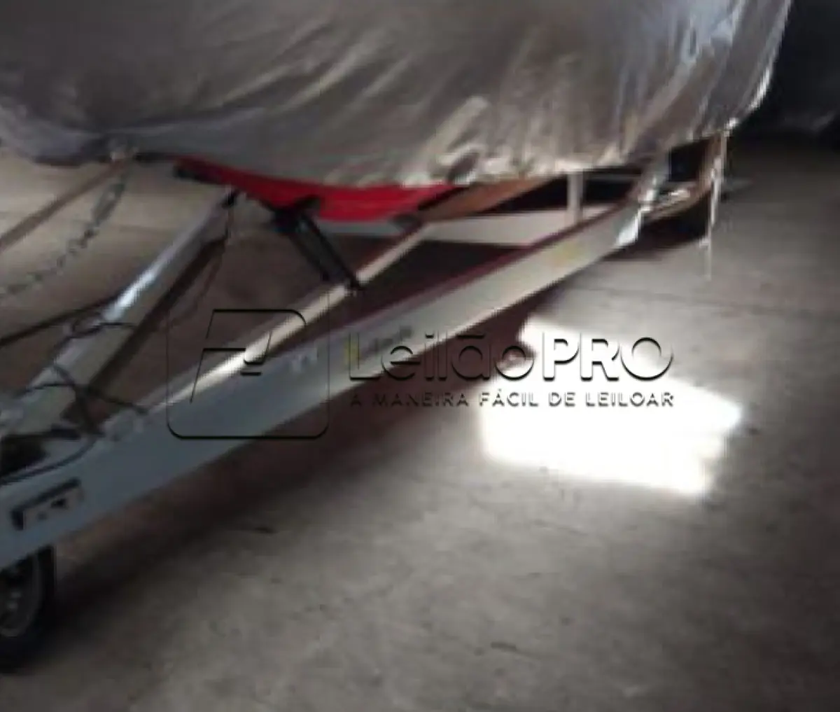 LOTE 003 - VEICULO TIPO REBOQUE