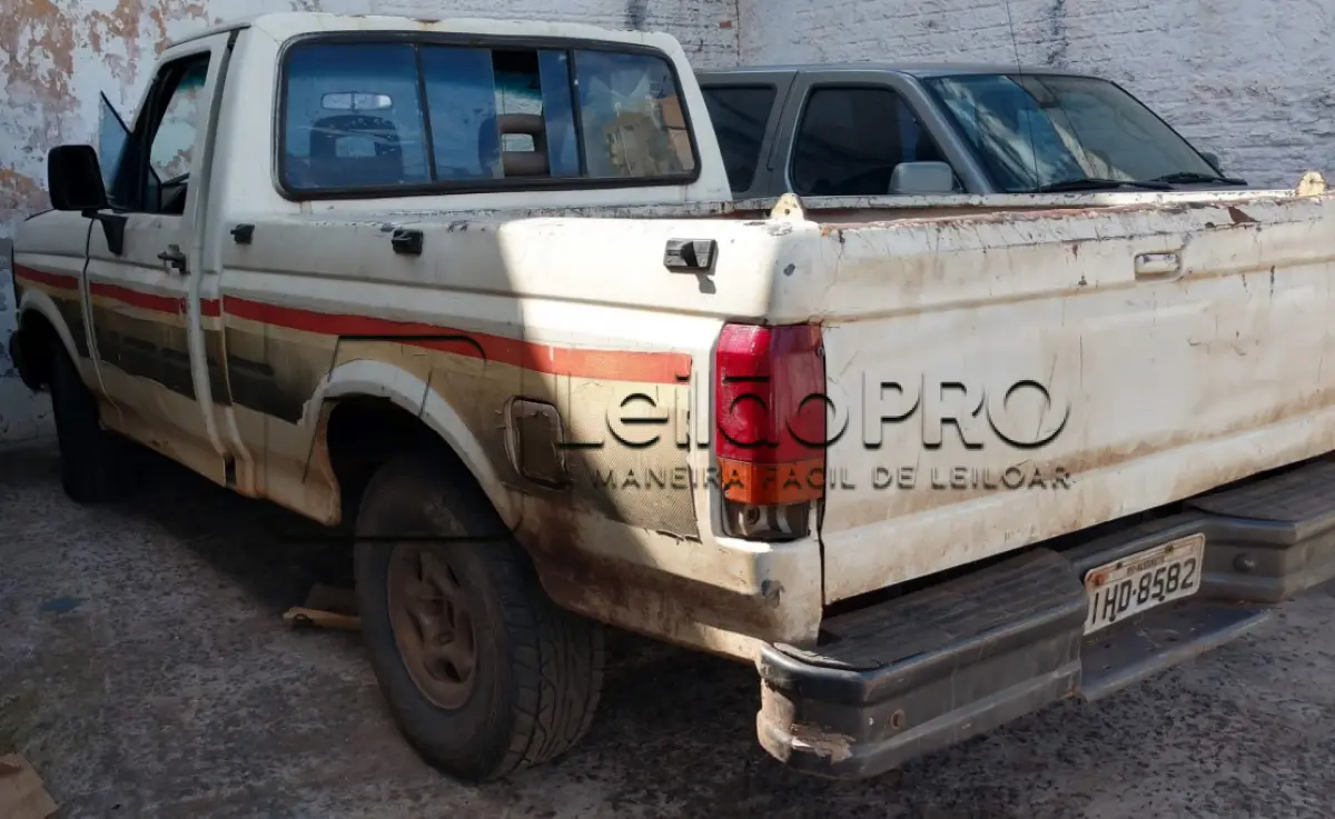 LOTE 002 - UMA CAMIONETA FORD/F1000 TURBO XL