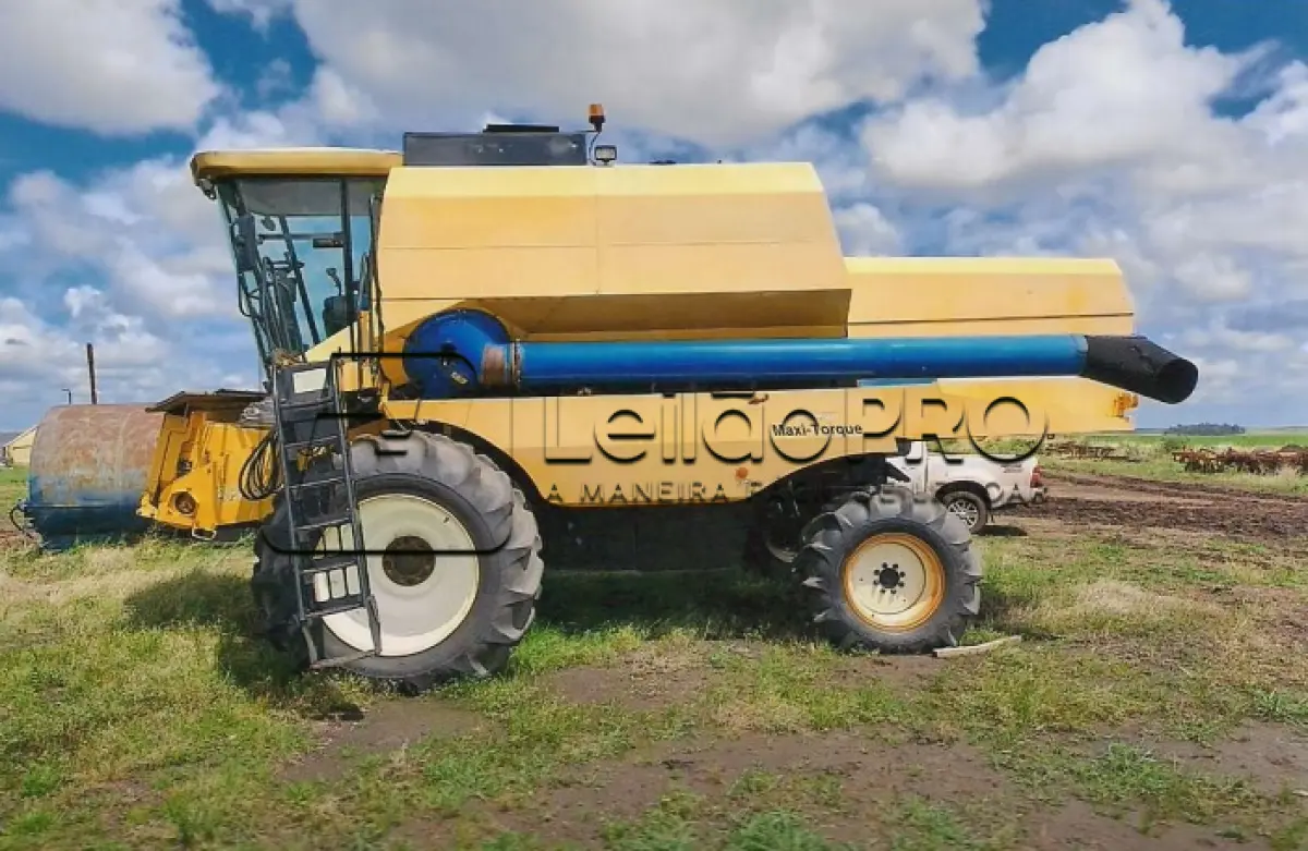 LOTE 001 - UMA COLHEITADEIRA