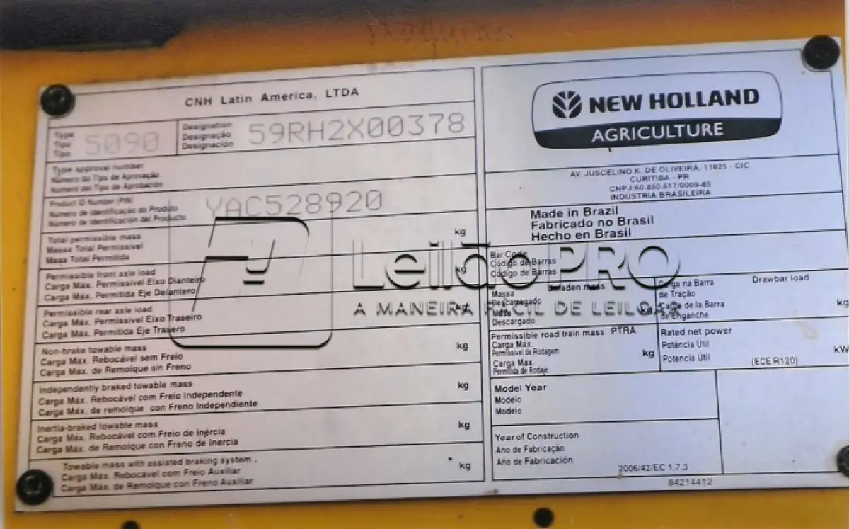 LOTE 001 - UMA COLHEITADEIRA