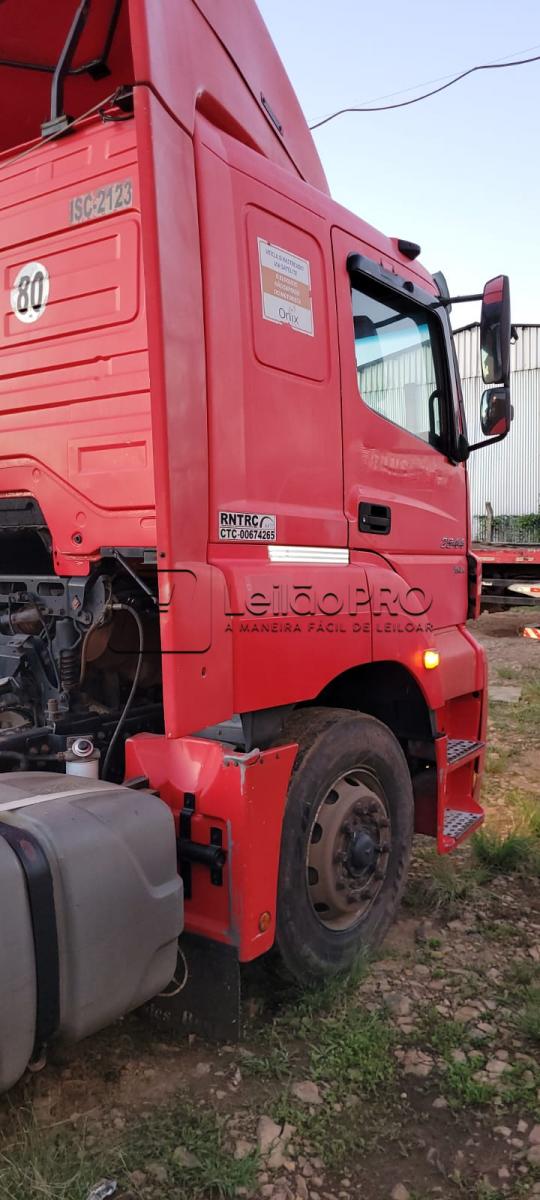 UM CAMINHÃO/TRATOR MARCA/MODELO M. BENZ/AXOR 2544 S