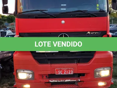 LOTE 001 - UM CAMINHÃO/TRATOR MARCA/MODELO M. BENZ/AXOR 2544 S
