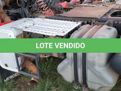 LOTE 001 - UM CAMINHÃO/TRATOR MARCA/MODELO M. BENZ/AXOR 2544 S