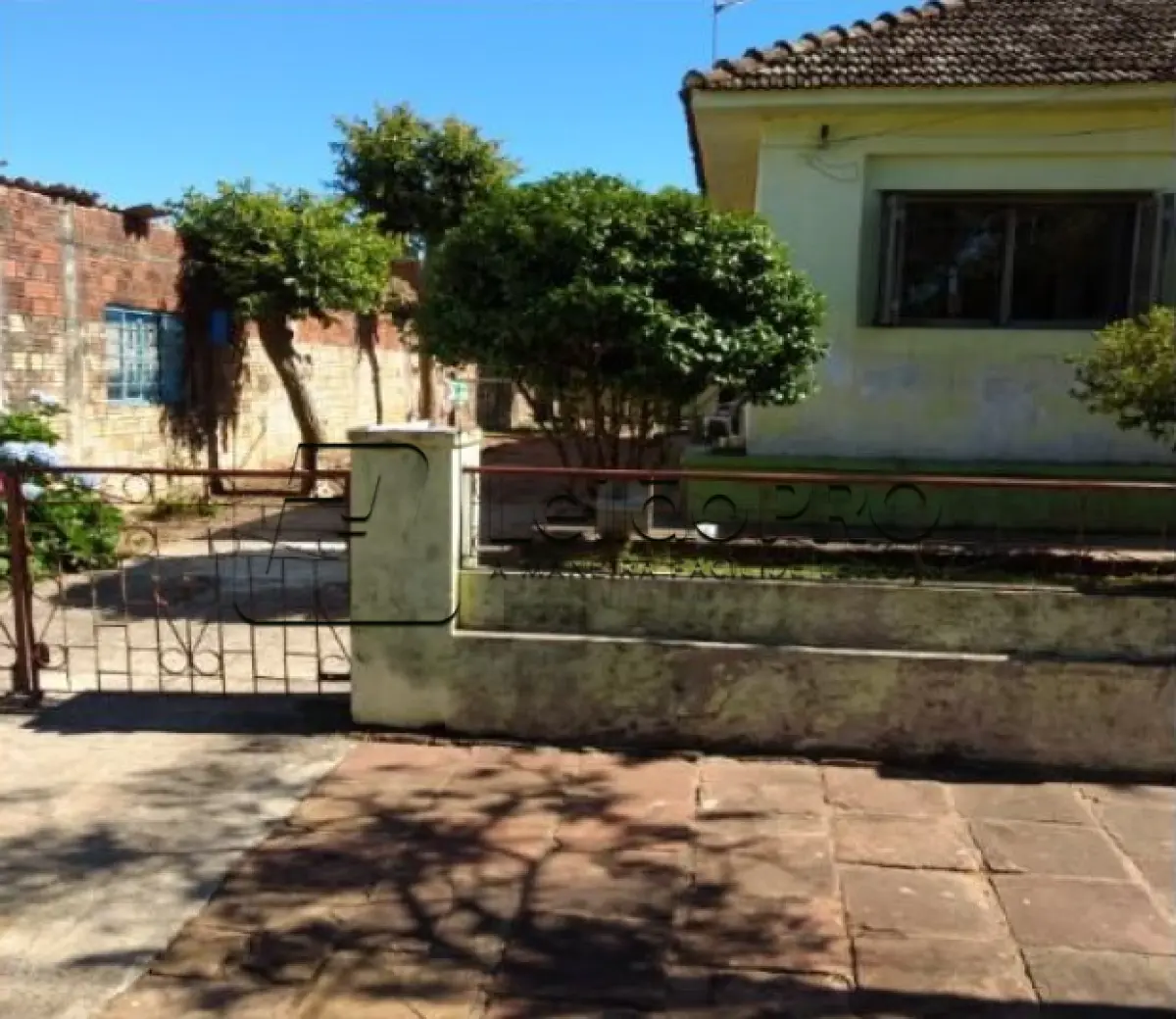 LOTE 001 - CASA E ESCRITORIOS