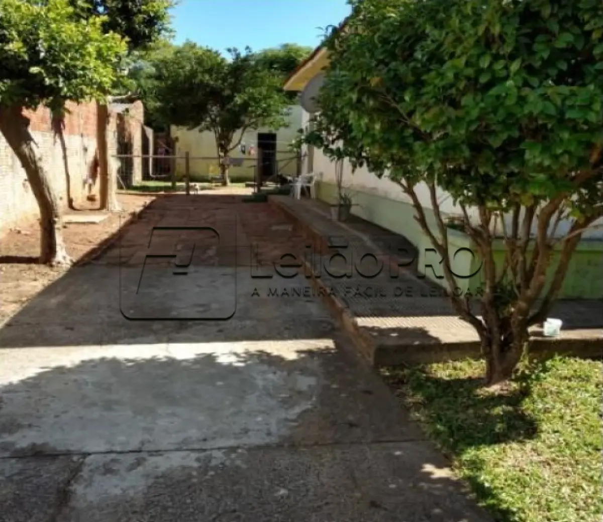 LOTE 001 - CASA E ESCRITORIOS