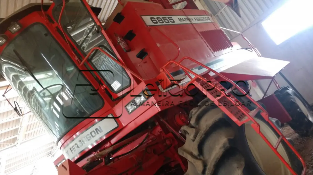 LOTE 001 - UMA COLHEITADEIRA MASSEY FERGUSON 6855 TURBO
