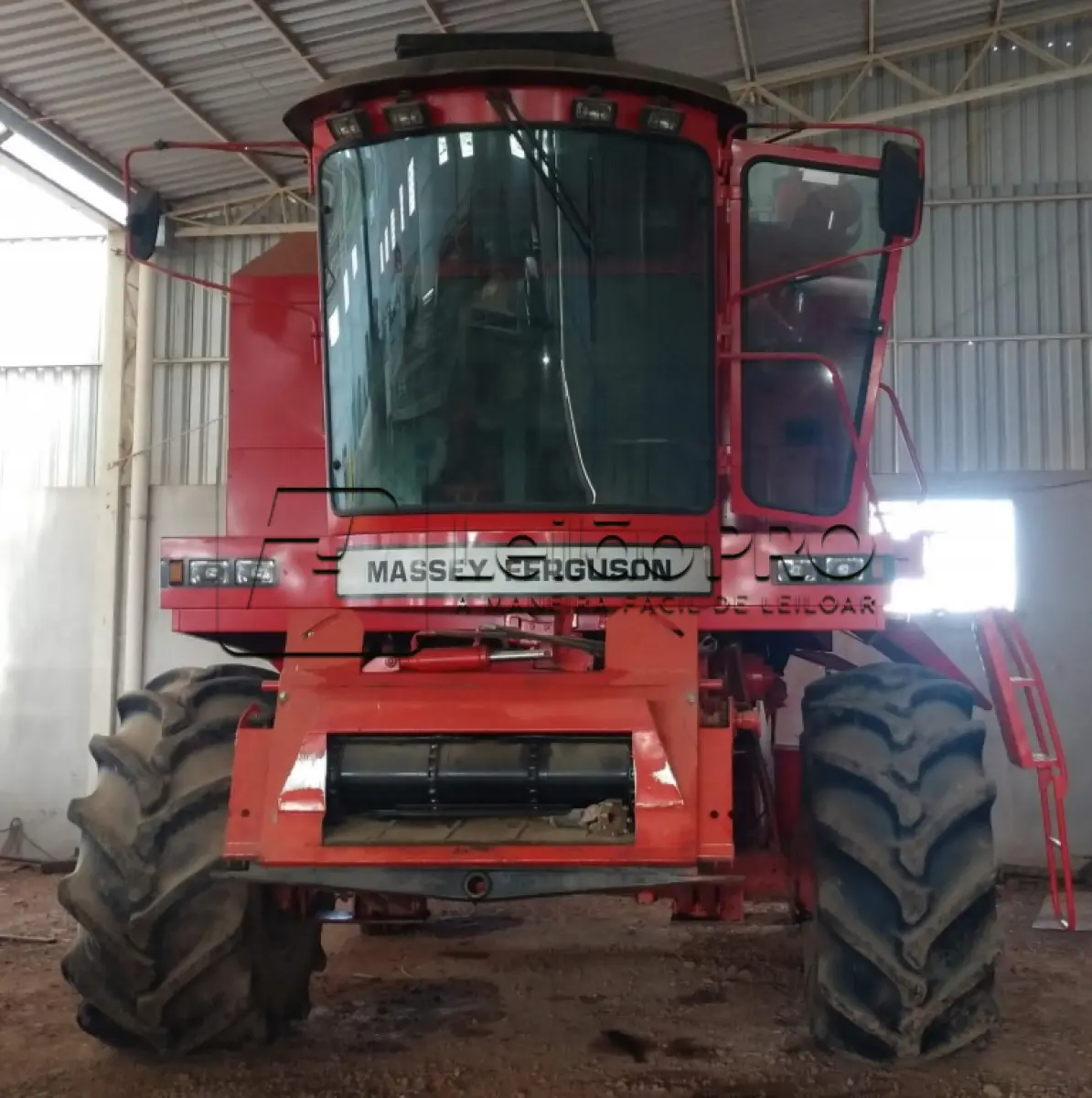 LOTE 001 - UMA COLHEITADEIRA MASSEY FERGUSON 6855 TURBO