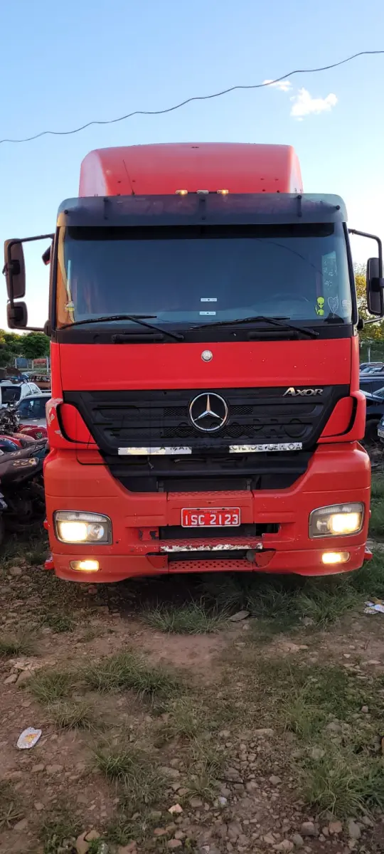 LOTE 001 - CAMINHÃO/TRATOR M. BENZ/AXOR 2544 S
