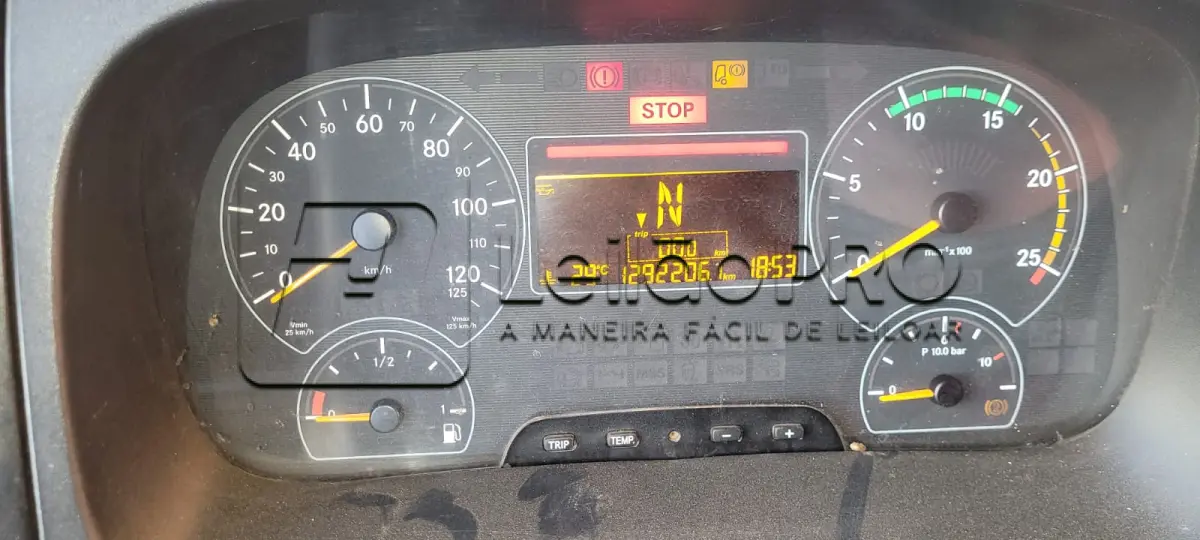 LOTE 001 - UM CAMINHÃO/TRATOR MARCA/MODELO M. BENZ/AXOR 2544 S