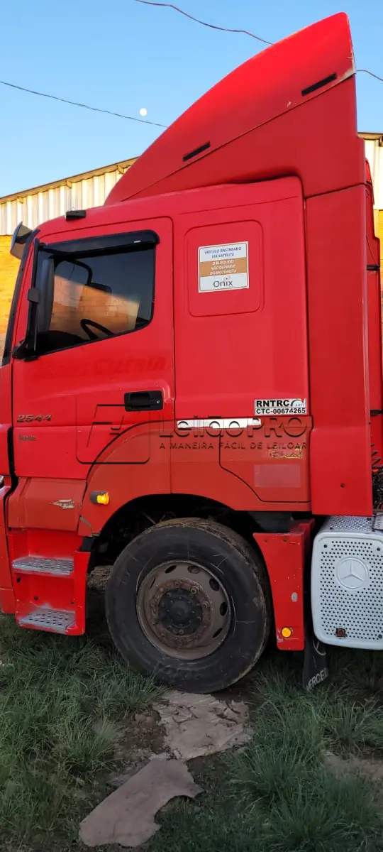 LOTE 001 - UM CAMINHÃO/TRATOR MARCA/MODELO M. BENZ/AXOR 2544 S