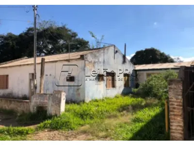 LOTE 001 - Uma casa de moradia
