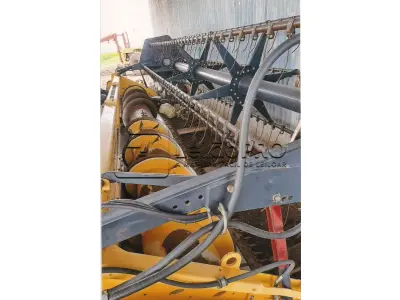 LOTE 001 - UMA COLHEITADEIRA