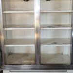 UM REFRIGERADOR MEDIA