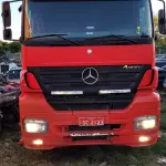 UM CAMINHÃO/TRATOR MARCA/MODELO M. BENZ/AXOR 2544 S